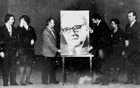 У портрета Шостаковича 